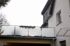 Geländer mit durchsichtiger Glasfüllung in feuerverzinkt