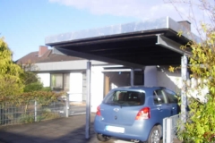 Carport in trendiger Holz-Stahl-Kombination