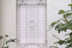 Fenstergitter verziert mit Kreuzen und Ringen