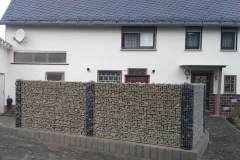Sitzecke- harmonisch mit einer Komposition aus Rundgabionen und Gabionenkörben - gefüllt mit unterschiedlichen Steinen