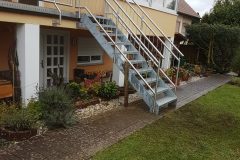 Edelstahlgeländer mit Sichtschutz und Treppe in den Garten