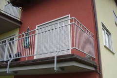 Modell Elegance - hier in feuerverzinkt und Pfosten unter die Betonplatte befestigt