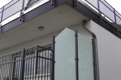 ... hier in einer anderen Variante - unten durchgesteckt sowie Windschutz aus Glas