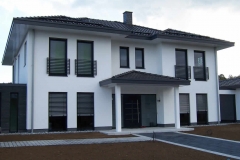 moderne französische Geländer mit Querstäben - auf den Stil des Hauses angepasst