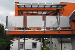 Geländer mit Glasfüllung - feuerverzinkt und pulverbeschichtet - passt sich harmonisch in das Bild des Hauses ein