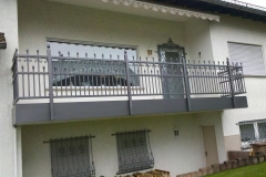 - hier wurde der vorhandene Balkon mit einem neuen Geländer saniert - der Abschluss erfolgte mit einer individuell angefertigen Blende