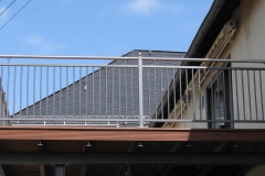 Modell Stuttgart - hier mit Pfosten auf dem Balkon befestigt und in Stahl verzinkt und beschichtet - der Handlauf sowie die Kugeln sind aus Edelstahl - eine wunderschöne Kombination aus verschiedenen Materialien