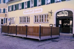 Einfriedung eines mobilen Biergartens in Kombination mit Stahlpfosten und Solarlampen mit Kunststoffzaun