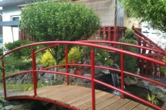 Die perfekte Brücke für Ihren Gartenteich - aus verzinktem und beschichtetem Stahl mit Bangkiraiholz