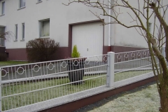U-Profil-Schmuckzaun Omena mit Ringen auf Mauer - der Schräge angepasst -pulverbeschichtet in weiss antik