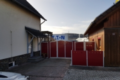 verzinkt und rot beschichtet