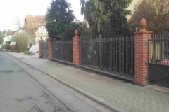 Duo Tor- und Zaunanlage zwischen gemauerte Pfosten