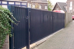 geschlossene Toranlage mit profilierter Blechfüllung