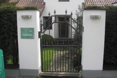 Toranlage mit Kegelspitzen und in schräg gefertigt