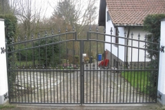 Toranlage mit Kegelspitzen und in schräg gefertigt -