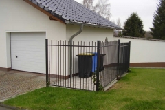 Zaunanlage Safe -schlicht und trotzdem elegant durch die unterschiedlichen Stabhöhen