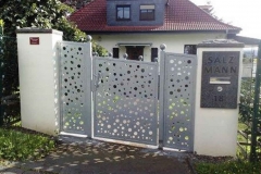 eine dem Geländerverlauf angepasste Torlösung mit individuellem Lochmuster - ein extravaganter Blickfang