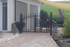 Toranlage in Bogenform
