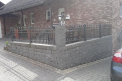 Zaunanlage auf Mauer