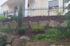 mediterrane Zaunanlage mit Spitzen und Schnörkeln