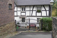 Toranlage Duo glockenförmig - beschichtet - im Einklang mit Fachwerk und Bruchstein