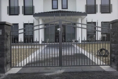 passende Toranlage in spitzer Form - edel und schön