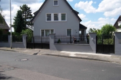 Tor- und Zaunanlage in Harmonie mit Kugeln und Spitzen