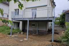 Stahlterrasse feuerverzinkt mit Geländer Modell Elegance