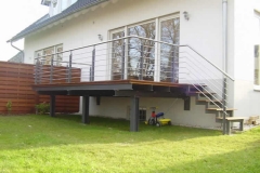 Terrasse mit Treppe - der Korpus ist feurverzinkt und beschichtet bzw. gestrichen in eienglimmerfarben- das Geländer ist gefertigt in Edelstahl-/Stahlkombination mit beschichteten Pfosten - als Holzbelag wurde Bangkiraiholz verwendet