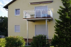 Anbau eines feuerverzinkten Balkones mit 2 Stück Stützen sowie Geländer Modell Elegance in schwerer Herstellung