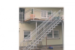 feuerverzinkte Terrasse - mit Treppe zum Garten