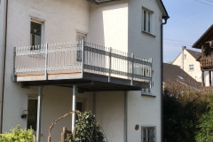 Stahlterrasse feuerverzinkt mit stilvollem Geländer