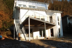 Terrassenanbau symmetrisch - mit gerader Treppe zum Garten - Treppe mit Gitterroststufen - der Balkon mit Bangkiraiholzbelag