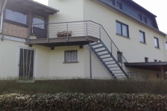 ein ausgebauter Raum benötigte einen Aufgang - dies wurde mit einer Terrassen-Treppenkonstruktion gelöst - den Platz an der Sonne inklusive!