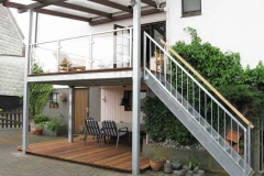 Terrassenanbau mit gerader Treppe sowie Geländer mit Glasfüllung - verzinkt