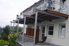 Terrasse mit Balkon in feuerverzinkter Ausführung und Elegance-Geländer - ein Schmuckstück für Ihr Haus