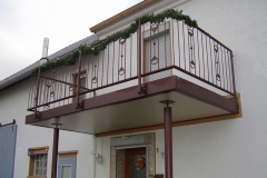 Anbaubalkon in verzinkter und beschichteter Ausführung mit Zierstäben eingearbeitet sowie dichtem Boden