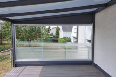 Stahlterrasse mit Überdach und verschiebbaren Scheiben