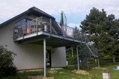 Terrassenanlage mit verzinkter Konstruktion, Treppenanlage, beschichtetem Geländer mit Edelstahlkugeln und Govadeck-Kunststoff-Belag - schlicht und doch elegant