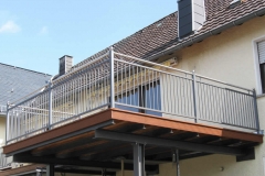 Erweiterung eines vorhandenen Balkones mit einer Stahlkonstruktion - Bangkiraibelag - Geländer beschichtet mit Edelstahlhandlauf und Kugeln - edel - schön