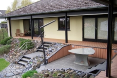 Terrassenkonstruktion rund um das Haus mit Abgang in den Garten