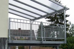 Anbau einer Terrassenanlage mit einem harmonisch angepassten Überdach