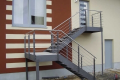 Außentreppenanlage in Edelstahl-Stahloptik - mit Steinstufen