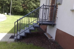 Treppenanlage mit Steinstufen - Geländer mit Zierstäben, Kugeln und beschichtet in Sonderfarben