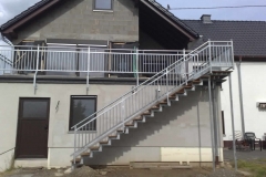 Treppe feuerverzinkt - geht gerade und platzsparend an der Terrasse herunter - Sie sind jederzeit schnell im Garten