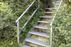 Treppe feuerverzinkt mit Gitterroststufen - passt sich schön in die Natur ein