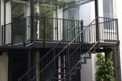 Stahlterrasse verzinkt und beschichtet mit Treppe in den Garten, Überdach sowie Glasschiebewände - so können Sie bei jedem Wetter im freien sitzen