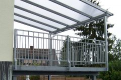 Stahlterrasse mit zeitlosem Geländer Elegance sowie Überdach